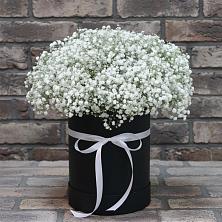 Цветочная композиция из Гипсофила в шляпной коробке в Боршева
